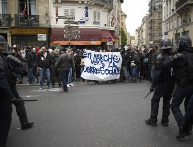 Γαλλία: Άγριες συμπλοκές στη διαδήλωση «υποδοχής» του Μακρόν (φωτό, βίντεο)